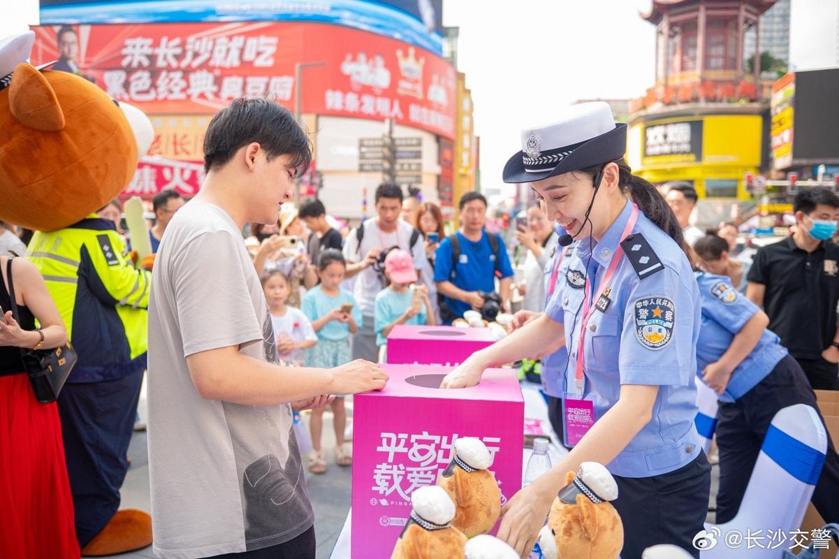 长沙街头现迷你交警，长沙交警视频