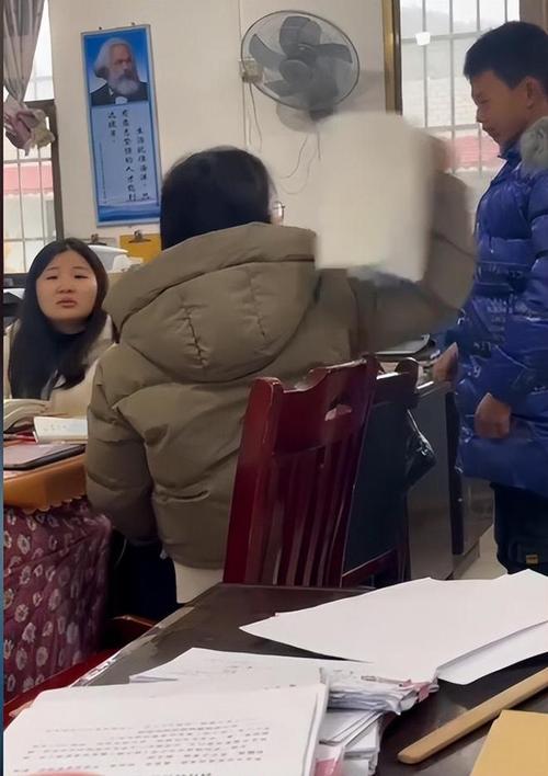 市民救下被打骂学生，市民救下被打骂学生视频