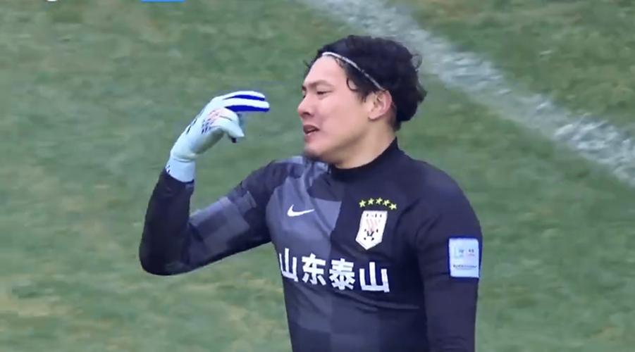 王大雷黄油手漏球，王大雷黄油手漏球 国足0-2落后