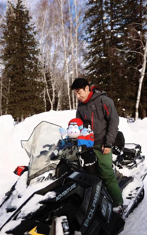 撒贝宁夫妇带娃骑行，撒贝宁夫妇带娃骑行视频